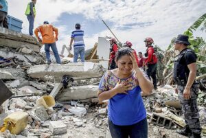 A woman cries as the search-and-rescue workers on duty go through the rubble of collapsed buildings in Pedernales, Manabi province, Ecuador, on April 17. (Photo: Josep Vecino/Getty Images)